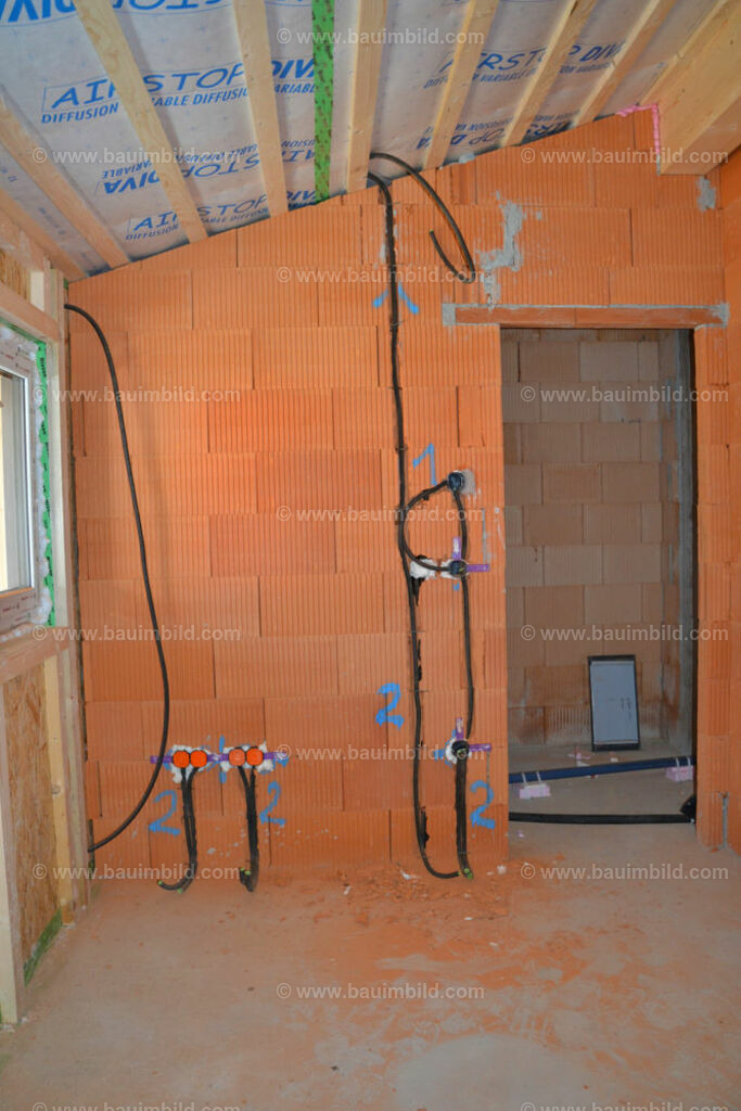 bib-lg17-elektroinstallation-0142 | Nach LV-Leistungsgruppen sortierte Detailfotos über den Bau eines Hauses. Alle Hausbau-Bilder direkt vom Urheber und Autor der Website Haus-Selber-Bauen.com