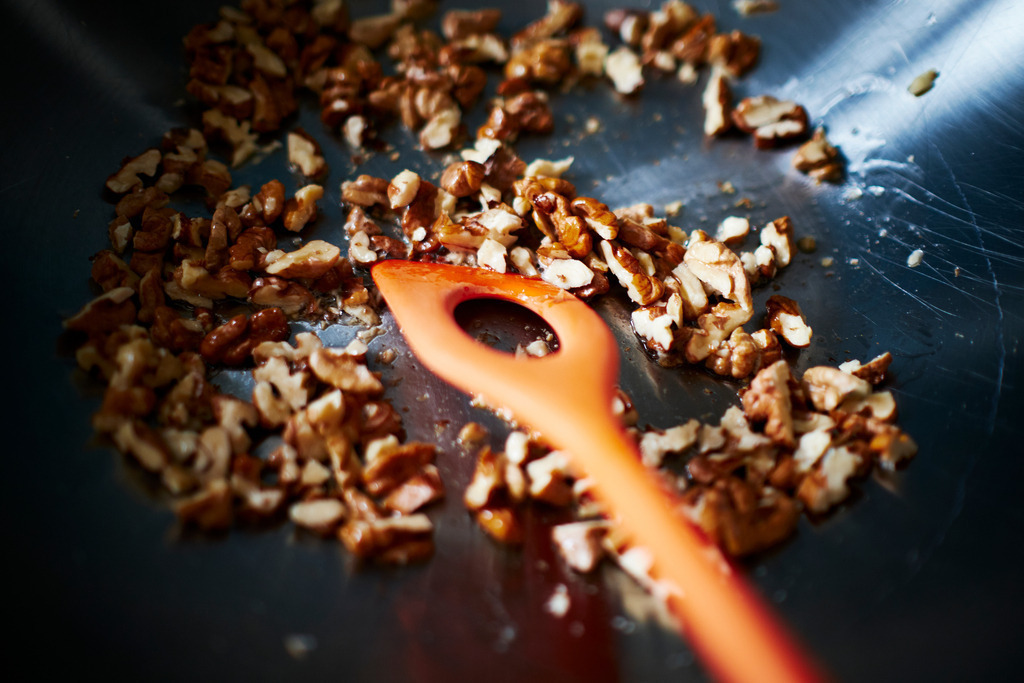 Walnüsse werden im WOK geröstet | WIen, Austria - March 25, 2020: Walnüsse werden im WOK geröstet. - Realisiert mit Pictrs.com