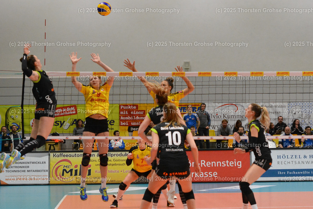 VBL VFB SUHL vs. LADIES IN BLACK AACHEN | Kampf am Netz; VBL VFB SUHL vs. LADIES IN BLACK AACHEN, Volleyball-Bundesliga Frauen am 03.02.2018 in der Multihalle in Meiningen, (Deutschland) - Realisiert mit Pictrs.com