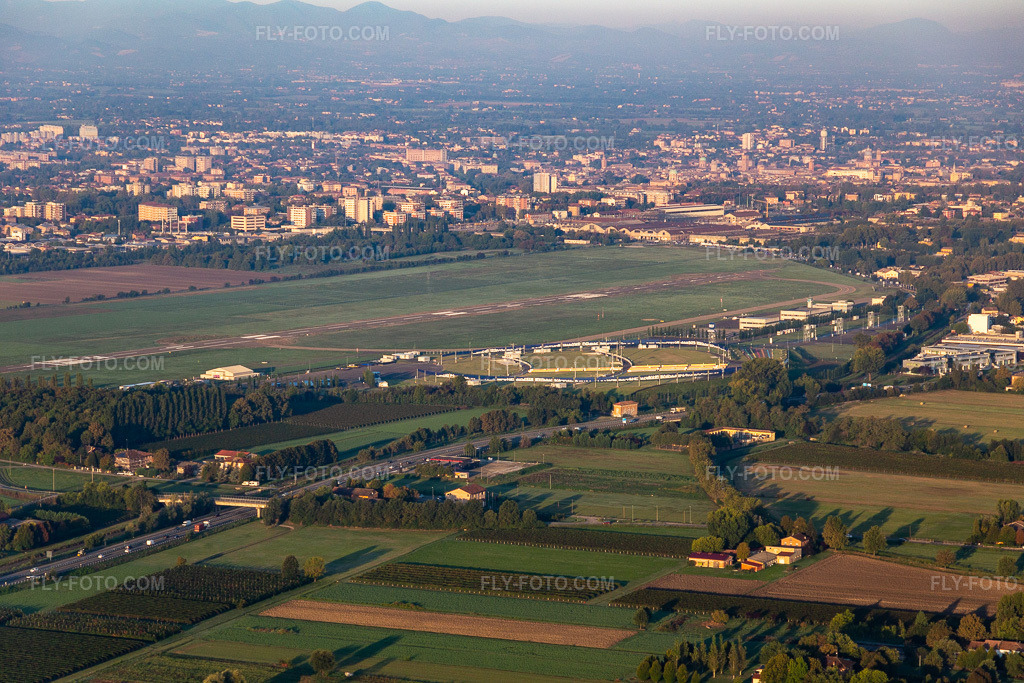 Aerial view: Reggio Emilia Aeroporto di Reggio Emilia - LIDE in Reggio nell’Emilia in the state Reggio Emilia, Italy.Photo: IMG_134788.jpg taken on 09/20/2022 by Werner Riehm/FLY-FOTO.comResolution of the original: 5472 x 3648 pxAeroporto di Reggio Emilia