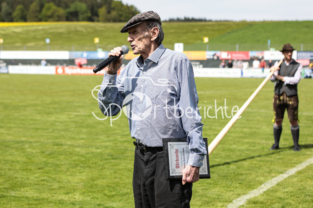 FC Pipinsried - SV Wacker Burghausen | Pipinsried Vereinslegende Konrad HOESS wird in der Halbzeit zum Ehrenpraesidenten ernannt / Ehrung / Einzelfoto / Freisteller / Urkunde