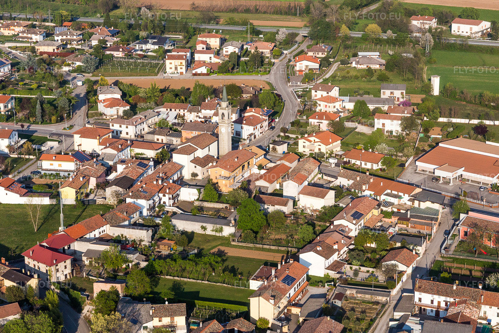 Vue aérienne: Église des Santi Angeli Custodi di Vidulis à Vidulis à le quartier Vidulis in Dignano dans le département Udine, Italie. Photo: IMG_098906.jpg prise le 08/04/2017 par Werner Riehm/FLY-FOTO.eu – Résolution de l'original: 5200 x 3467 px