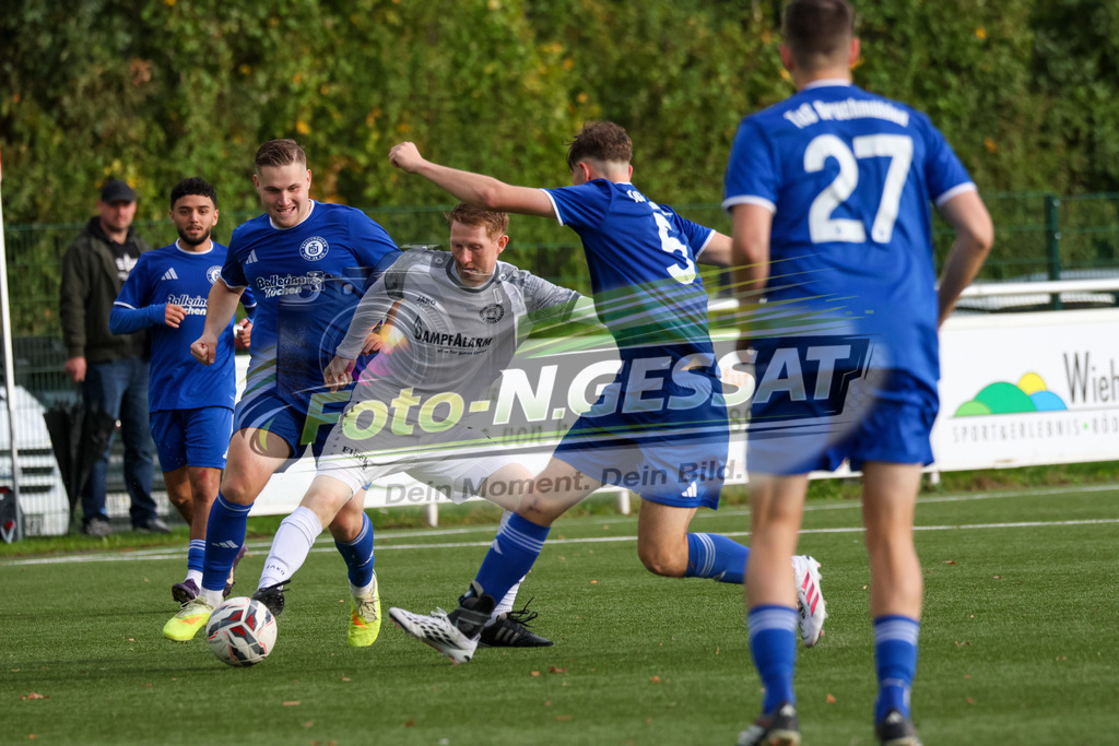 TuS Bruchmühlen - Bünder SV | Auf dem Bild zu sehen: blau TuS Bruchmühlen v.l.: Justin Höhne, Moritz Berg ; weiß Bünder SV: Tobias Zwiener   TuS Bruchmühlen, Bünder SV, Saison 26/27, Kreisliga A, Bruchmühlen, Deutschland - Realisiert mit Pictrs.com