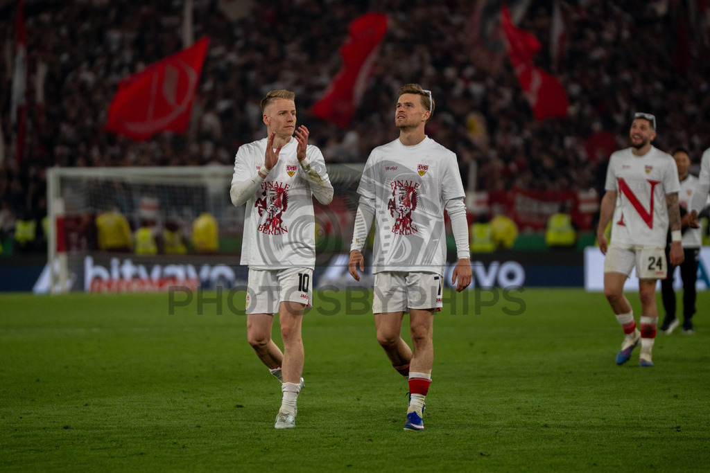 VfB Stuttgart vs. SC Freiburg, Fussball, DFB-Pokal, Halbfinale, 23.04.2026 | Chris Fuehrich (VfB Stuttgart, #10) und Maximilian Mittelstaedt (VfB Stuttgart, #07) in Finalshirts,VfB Stuttgart vs. SC Freiburg, Fussball, DFB-Pokal, Halbfinale, 23.04.2026DFB regulations prohibit any use of photographs as image sequences and/or quasi-video