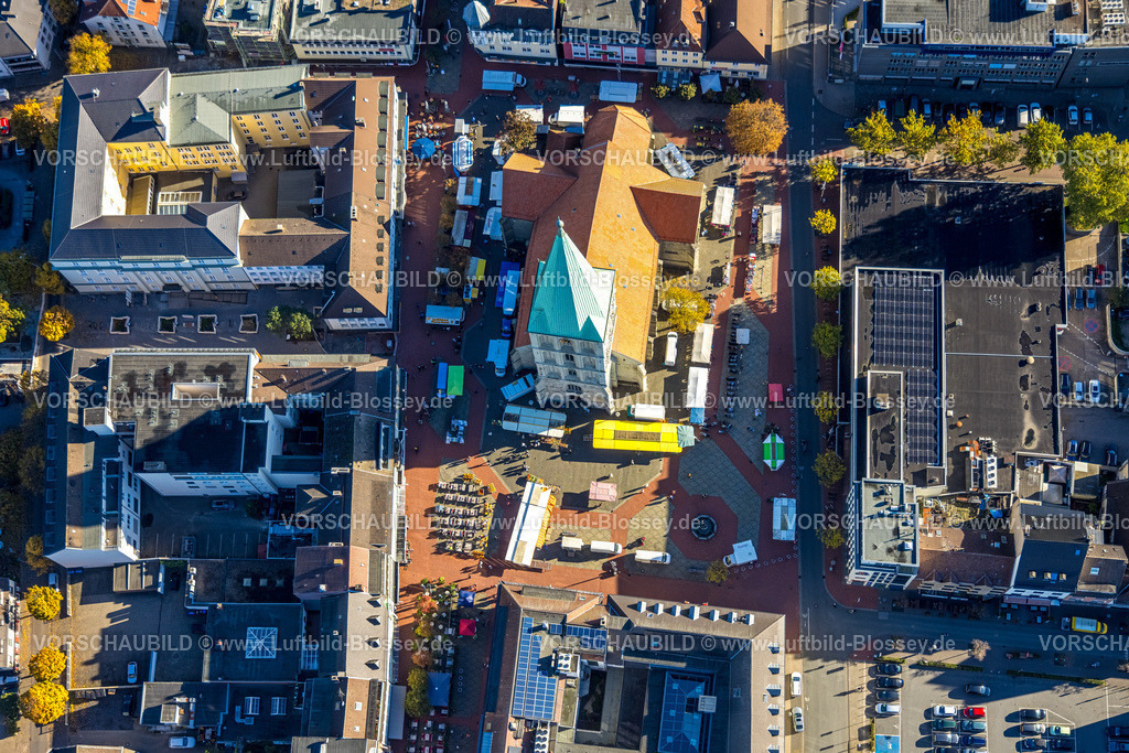 Hamm251001359 | Luftbild, Evangelische Pauluskirche, Außengastronomie auf dem Marktplatz mit Kürbisverkauf, Mitte, Hamm, Ruhrgebiet, Nordrhein-Westfalen, Deutschland