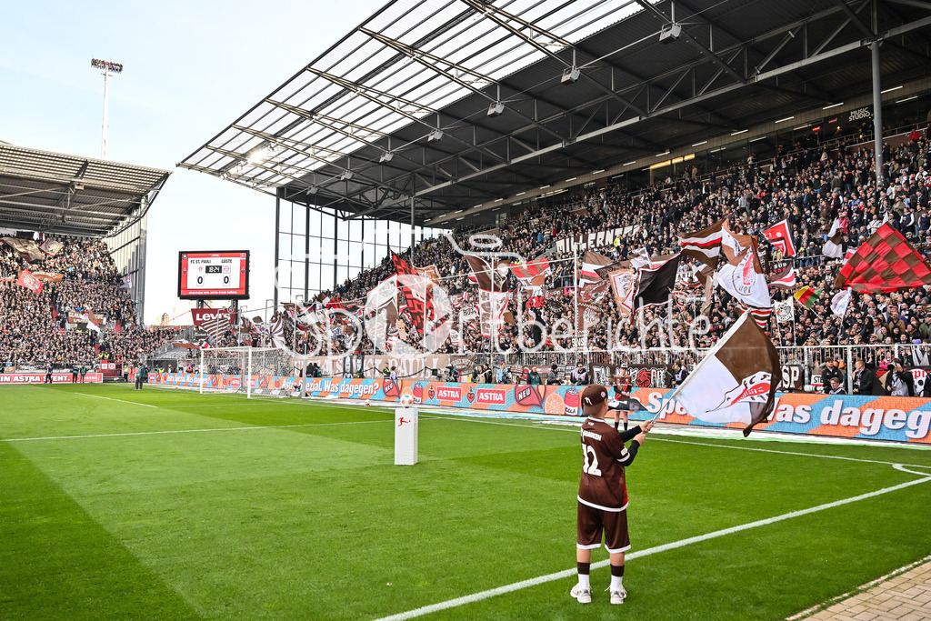 FC St. Pauli - FC Bayern München | ST. PAULI, DEUTSCHLAND - 11. APRIL: im Bild der Einlauf vor dem Bundesligamatch zwischen dem FC St. Pauli und dem FC Bayern München am 29. Spieltag im Millerntor Stadion / DFL REGULATIONS PROHIBIT ANY USE OF PHOTOGRAPHS AS IMAGE SEQUENCES AND/OR QUASI-VIDEO