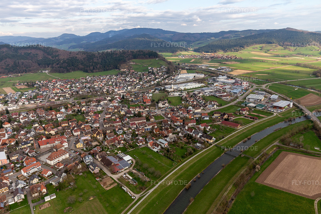 Luftbild: Fluss- Uferbereichen der Kinzig im Ortsteil Eisensprung in Biberach im Bundesland Baden-Württemberg in Deutschland. Foto: IMG_120271.jpg vom 17.03.2020 durch Werner Riehm/FLY-FOTO.de