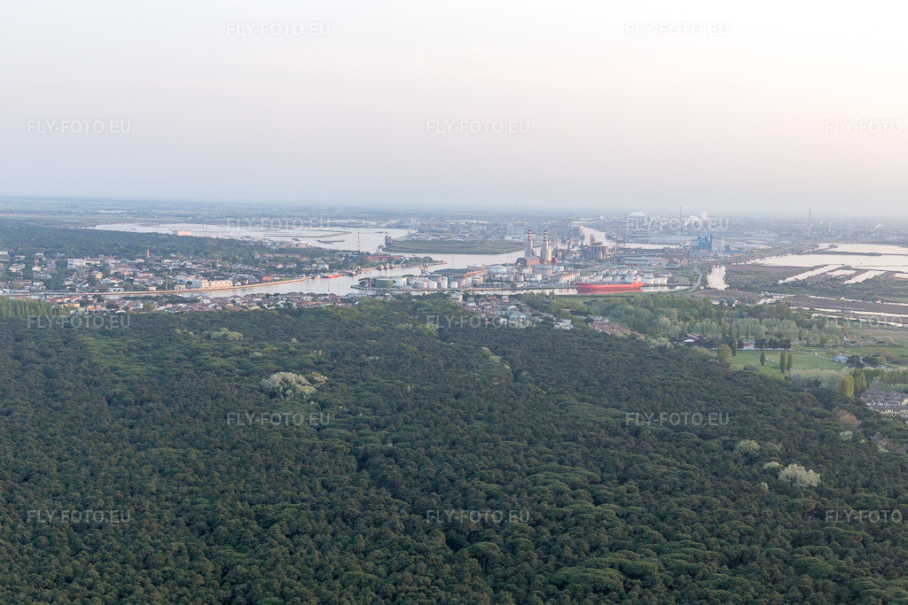 Vue aérienne: Vue de la ville à Marina Romea dans le département Émilie-Romagne, Italie. Photo: IMG_098536.jpg prise le 05/04/2017 par Werner Riehm/FLY-FOTO.eu – Résolution de l'original: 5472 x 3648 px