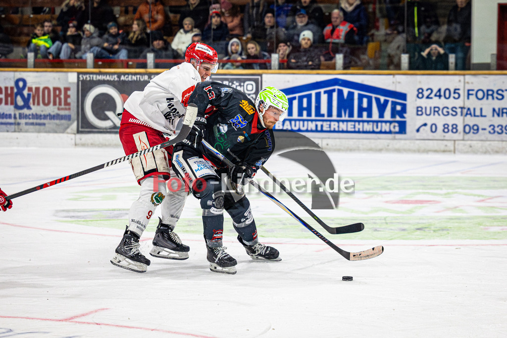 Peißenberg MINERS gegen TEV Miesbach | Eishockey Bayernliga 2025/26 Vorrunde 8. Spieltag, Peißenberg MINERS gegen TEV Miesbach, 20251107,Zweikampf,2025-11-07 in Peißenberg (flatbuy Arena Peißenberg), Stefan KUHN (TEVM 9), Weiland PARRISH (MINERS 13)Copyright: WolfgangxLindner www.foto-lindner.de