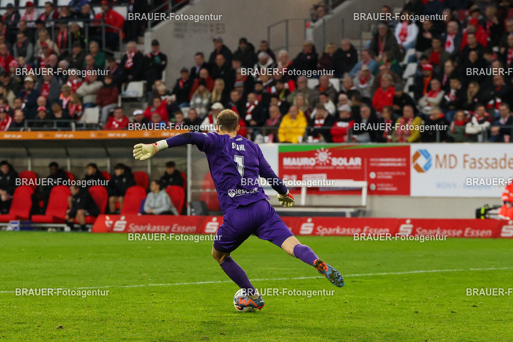 Rot-Weiss Essen - 1.Fc Schweinfurt | Essen, Deutschland, 02.11.2025 Toni Stahl (1.FC Schweinfurt)  Einzelaktion während des 3.Liga Spiels zwischen  Rot-Weiss Essen und 1.Fc Schweinfurt am 02.11.2025 im Stadion an der Hafenstraße in Essen. (Foto von Timo Bluhmki-Schmidt/Brauer Fotoagentur