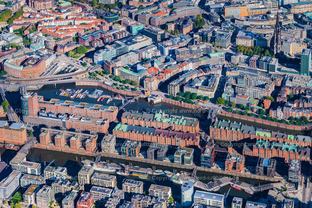 Hamburg_Speicherstadt_ELS_1935220922 | HAMBURG 22.09.2022 Gebäude, Straßen und Kanäle der Hafencity und Speicherstadt mit Elbphilharmonie in Hamburg, Deutschland. // Buildings, streets and canals of the Hafencity and Speicherstadt with Elbphilharmonie in Hamburg, Germany. Foto: Martin Elsen