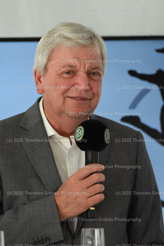 Season opening 16.08.2019 Football Women league | Talk round before the season opening 16.08.2019 Football Women league in Frankfurt Germany. 

Image: Volker Bouffier - Realisiert mit Pictrs.com
