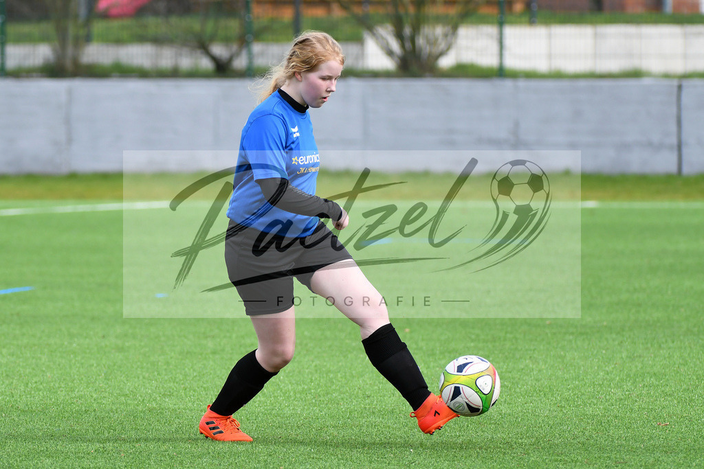 LENGRE20200229_0067 | Fussball, C-Juniorinnen:   bei dem Testspiel zwischen SC Preussen Lengerich und TSG 07 Burg Gretesch im Windmoeller &amp; Hoelscher Stadion am 29.02.2020 in Lengerich, Deutschland. - Realisiert mit Pictrs.com