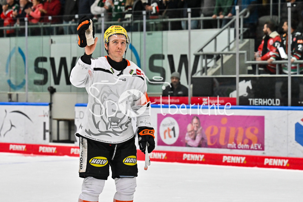 Augsburger Panther - Löwen Frankfurt | Die Spieler der Löwen bedanken sich bei den mitgereisten Fans / Reid McNEILL (Löwen Frankfurt 4) beim match zwischen den Augsburger Panthern und den Löwen Frankfurt am 8. Spieltag der Penny DEL im Curt Frenzel Stadion am 19.10.2025