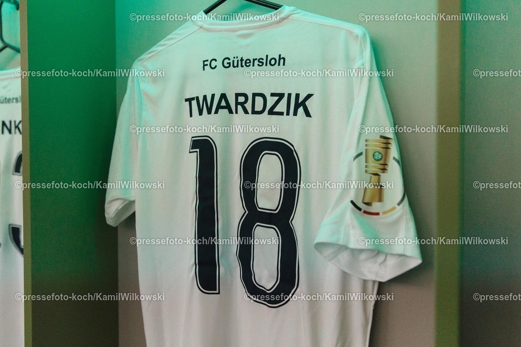 xkwix15082502060 | 15.08.2025, xkwix, Fußball, DFB-Pokal 1. Runde, FC Gütersloh - 1. FC Union Berlin, Ohlendorf Stadion im Heidewald: Trikot von Patrik Twardzik (FC Gütersloh #18) in der Kabine