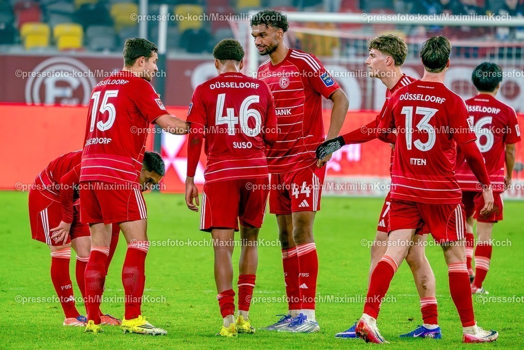xKKUx16012601072 | 16.01.2026, xkkux, Fußball, Fortuna Düsseldorf - Arminia Bielefeld, 2. Fußball Bundesliga, Merkur Spiel-Arena, Saison 2025 2026: Torjubel nach dem Tor zum 1:0 durch Torschütze Cedric Itten (Fortuna Düsseldorf #13) zusammen mit  Tim Oberdorf (Fortuna Düsseldorf #15) Sima Suso (Fortuna Düsseldorf #46) Elias Aboulguie Egouli (Fortuna Düsseldorf #44) Luca Raimund (Fortuna Düsseldorf #07)   DFB regulations prohibit any use of photographs as image sequences and or quasi-video.