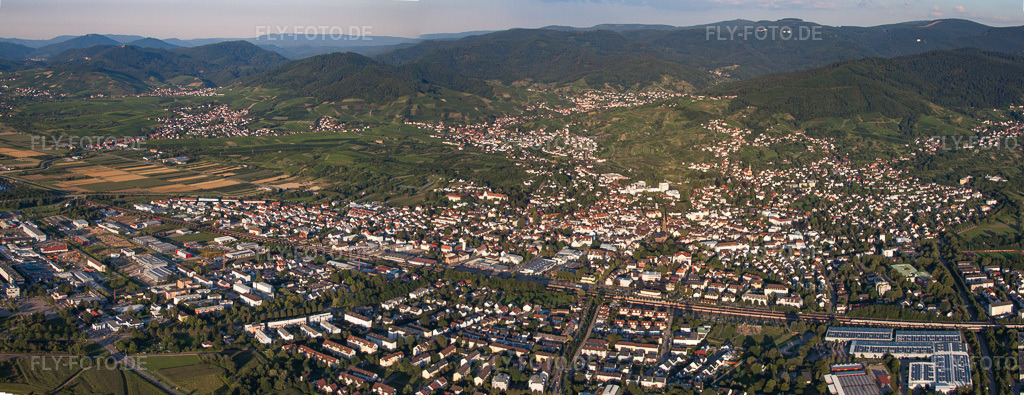 Luftbild: Ortsansicht von Westen in Bühl im Bundesland Baden-Württemberg in Deutschland. Foto: IMG_59534-Bearbeitet.jpg vom 16.08.2013 durch Werner Riehm/FLY-FOTO.de – Auflösung des Originals: 7959 x 3072 px