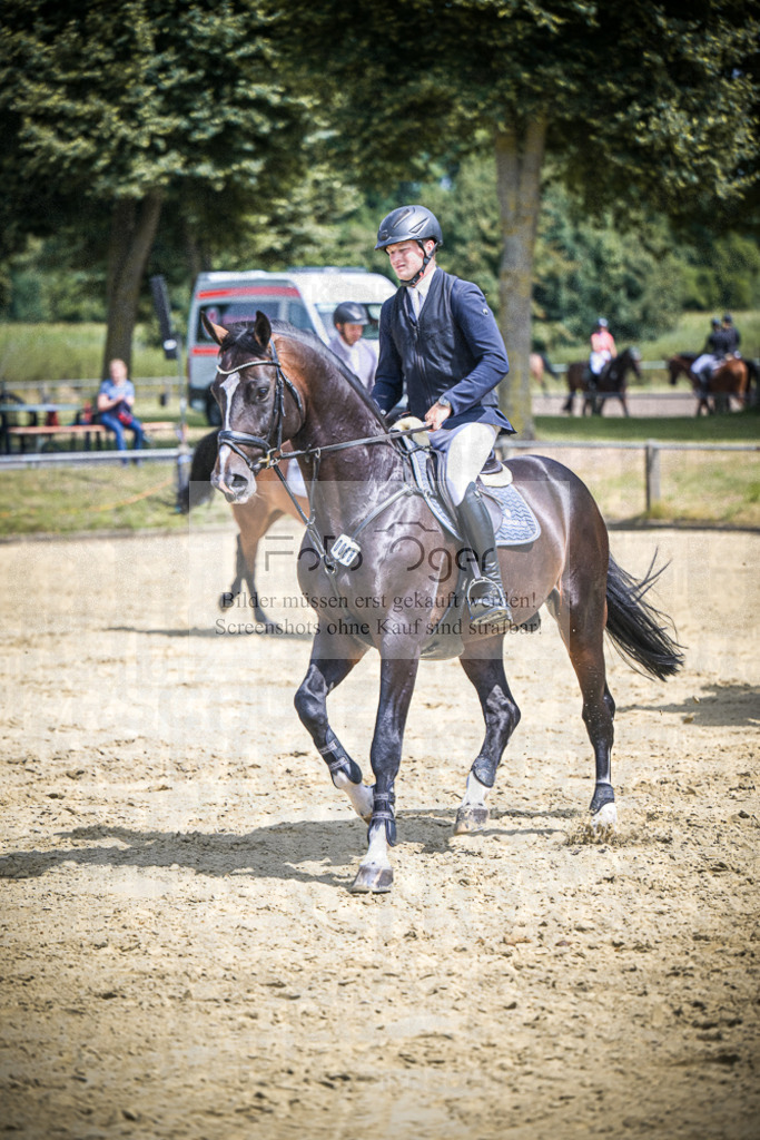 DOS_8485 | Entdecke hochwertige Reitturnierfotos von Foto Oger. Professionell, emotional und authentisch – jetzt Lieblingsmomente im Shop bestellen.Deutschlandweite Turnierfotografie. - Realisiert mit Pictrs.com