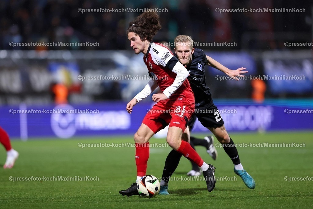 FCVK24012501004 | 24.01.2025, Fußball, FC Viktoria Köln – SV Waldhof Mannheim 07, 3.Liga, Sportpark Höhenberg, Saison 2024 2025: Donny Bogicevic (Viktoria Köln #8) im Zweikampf gegen Julian Rieckmann (SV Mannheim #21)DFB regulations prohibit any use of photographs as image sequences and or quasi-video.
