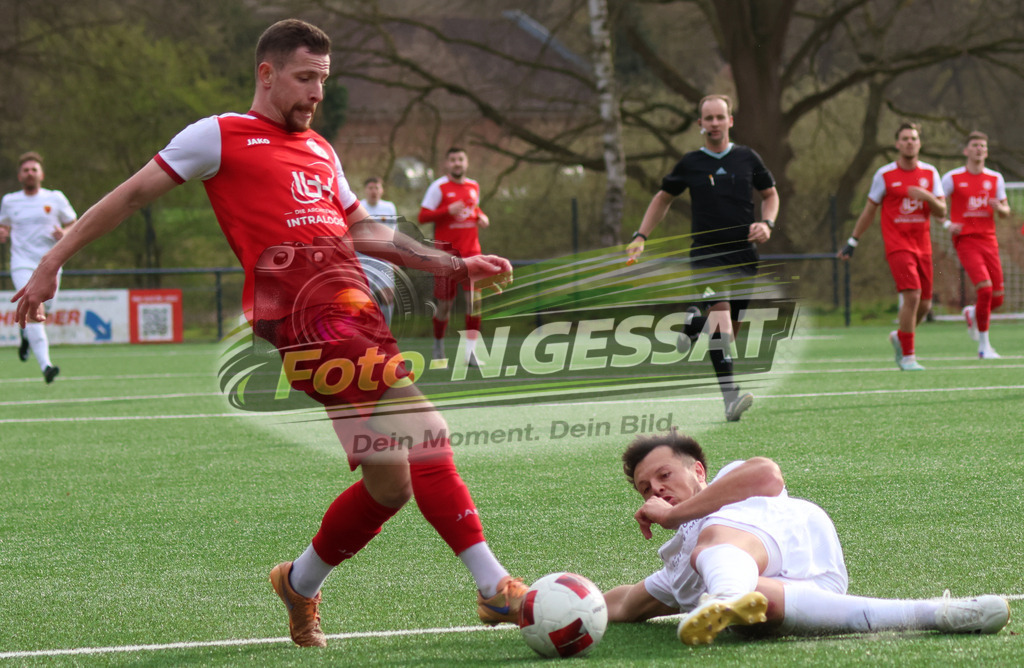FC RW Kirchlengern - Post TSV Detmold | Auf dem Bild zu sehen: Rot FC RW Kirchlengern: Artem Panasenkov ; Weiß Post TSV Detmold: Lennard SchröderFC RW Kirchlengern, Post TSV Detmold, Saison 25/26, Landesliga, Deutschland - Realisiert mit Pictrs.com