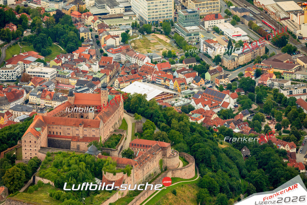 Plassenburg mit Bierfest Kulmbach Bild- Das Luftbild wurde 2025 vom UL-Flugzeug heraus erstellt ( keine Drohne ) - Hochauflösende Luftaufnahme -Nicht vergleichbar mit Google Maps oder Satelittenbilder- Die Geschenkidee !Mit Lizenz und Bildrechte bestellbar