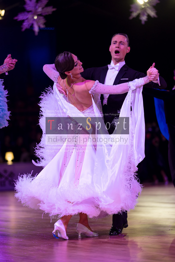 20241215_WDSF_Int_Open_Std-Riga-9078 | Tanzsportbilder, Standardtanz, Lateintanz, WDSF, DTV, LTVB, dancecomp, goc, hessen tanzt, blaues band der spree, walzer, tango, wiener walzer, slowfox, quickstepp, samba, rumba, cha-cha-cha, paso doble. jive, hd-kroft photography, turniertanzsport