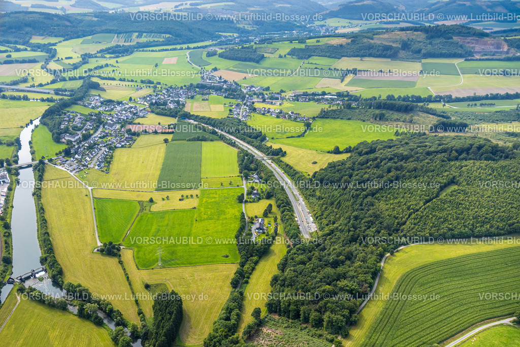 Meschede250806978 | Luftbild, Wohngebiet Ortsteil Olpe umgeben von Wiesen und Feldern, Gewerbegebiet Bahnhofstraße, Wassergewinnungsanlage Freienohl, Fluss Ruhr NSG Naturschutzgebiet, Autobahn A46, Freienohl, Meschede, Sauerland, Nordrhein-Westfalen, Deutschland