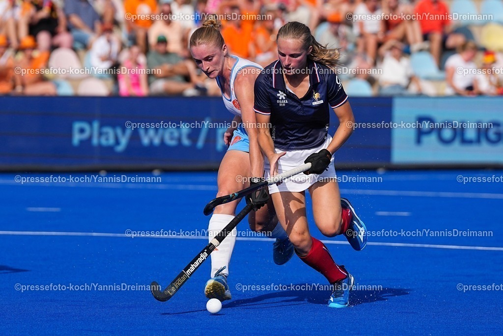 xydrx13082503027 | 13.08.2025, xydrx, Frauen EuroHockey Championship 2025, Gruppenphase, Gruppe A, Niederlande - Frankreich, Sparkassenpark Mönchengladbach: Pam van der Laan (NED #35) im Zweikampf gegen Yohanna Lhopital (FRA #8)