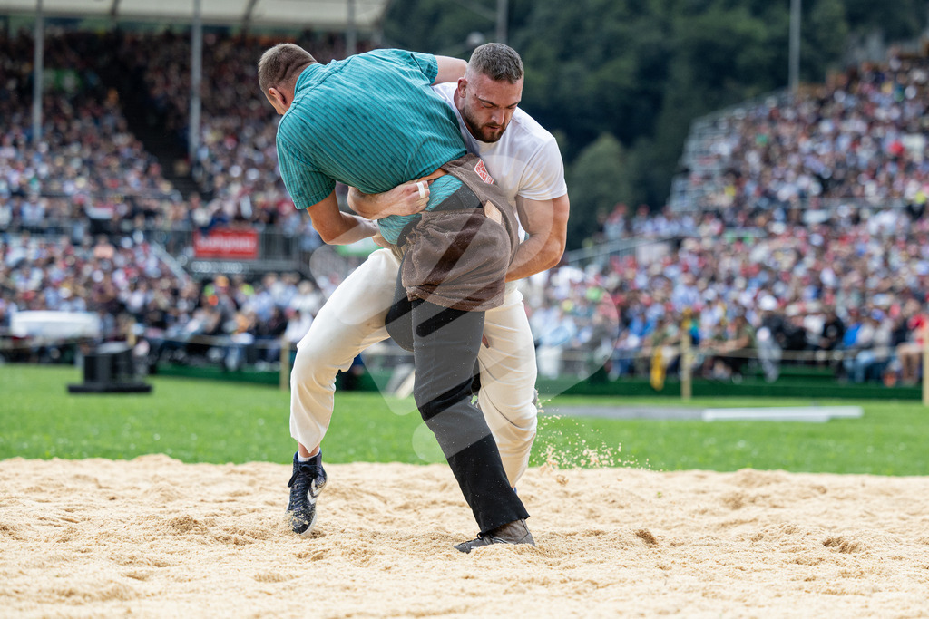 ESAF2025_04Gang_5355 | Die Schwinger des Schwyzer Kantonalen Schwingerverbandes: Fotos, die Dynamik und Leidenschaft festhalten, sowie emotionale Momente aus dem traditionellen Schwingsport zeigen. - Realisiert mit Pictrs.com