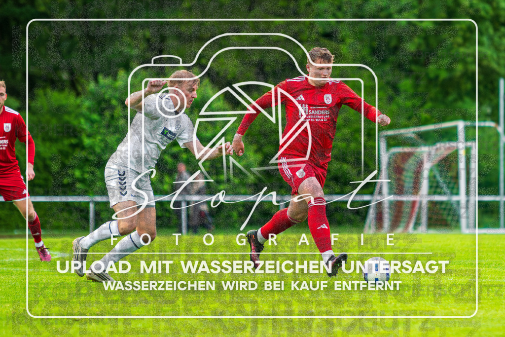 Bezirksliga Herren LG - TV Jahn Schneverdingen II vs. Buchholzer FC | Julius Thorge Baden (TV Jahn Schneverdingen II #3), Tom-Christopher Durbahn (Buchholzer FC #9); Bezirksliga Herren LG - TV Jahn Schneverdingen II vs. Buchholzer FC am 15.05.26 in Osterwald-Stadion, Schneverdingen - Realisiert mit Pictrs.com