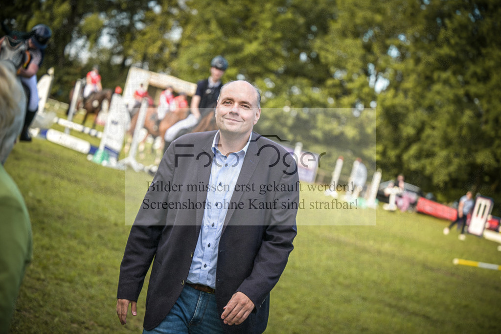 DOS_0037 | Entdecke hochwertige Reitturnierfotos von Foto Oger. Professionell, emotional und authentisch – jetzt Lieblingsmomente im Shop bestellen.Deutschlandweite Turnierfotografie. - Realisiert mit Pictrs.com