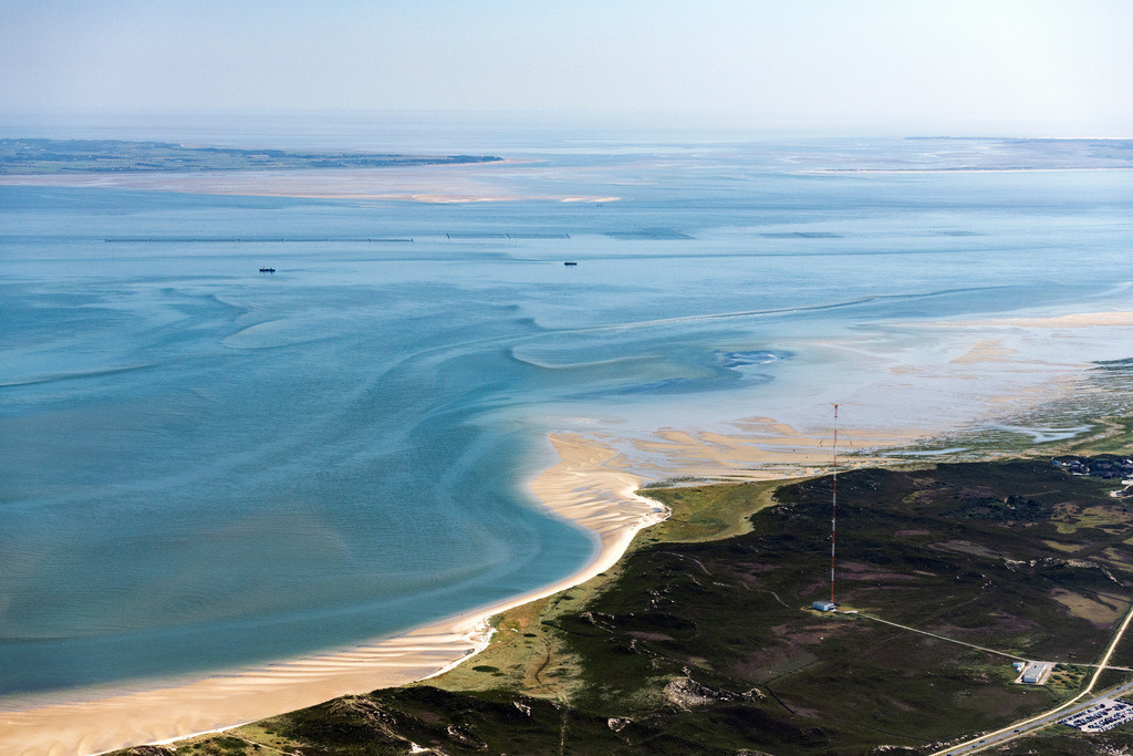 dr__0039646.jpg | SYLT 23.07.2019 Funkturm und Sendeanlage als Grundnetzsender Loran C Station in Sylt im Bundesland Schleswig-Holstein, Deutschland. // Funkturm and transmission system as basic network transmitter Loran C Station in Sylt in the state Schleswig-Holstein, Germany. Foto: Daniel Reiter