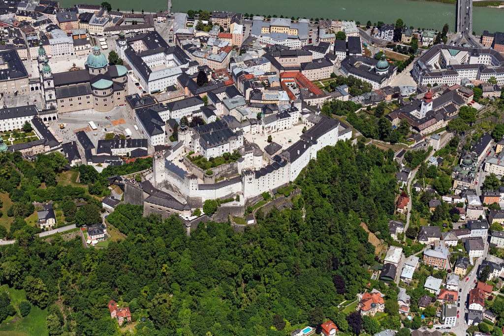 dr__0100202.jpg | SALZBURG 13.06.2023 Burganlage der Veste Festung Hohensalzburg an der Straße Mönchsberg in Salzburg in Österreich. 