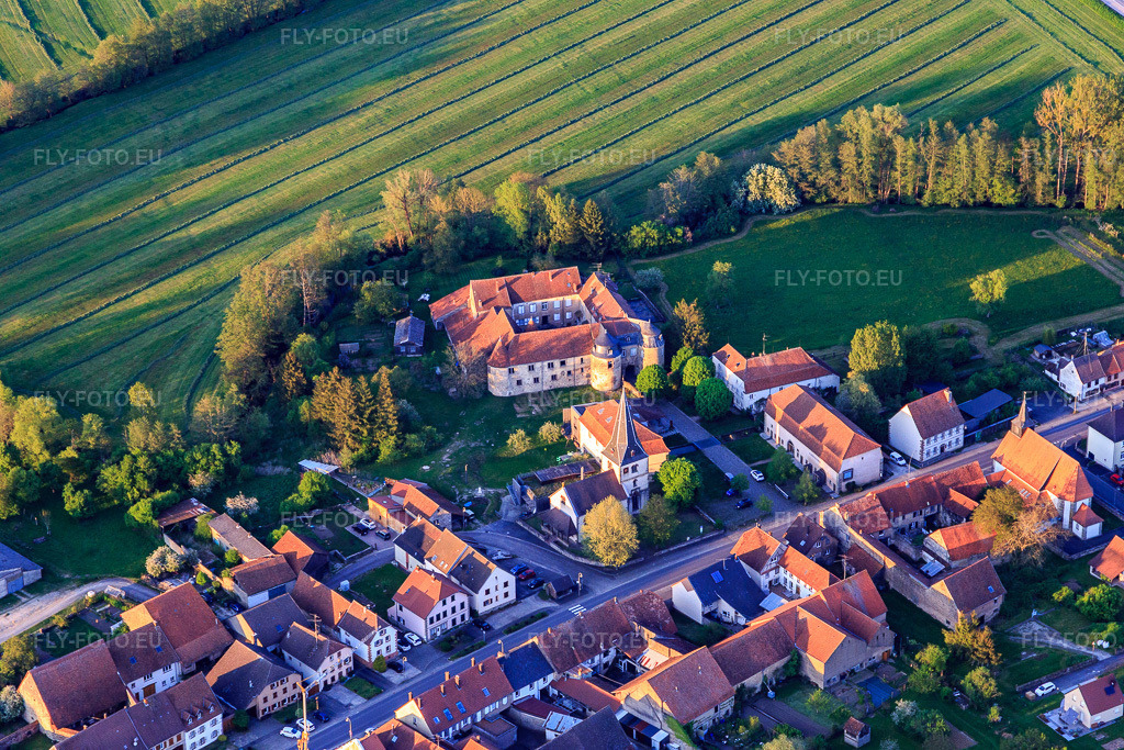 Vue aérienne: Église protestante et château Lorentzen à Lorentzen dans le département Bas Rhin, France. Photo: IMG_145877.jpg prise le 30/04/2025 par Werner Riehm/FLY-FOTO.eu – Résolution de l'original: 5472 x 3648 px