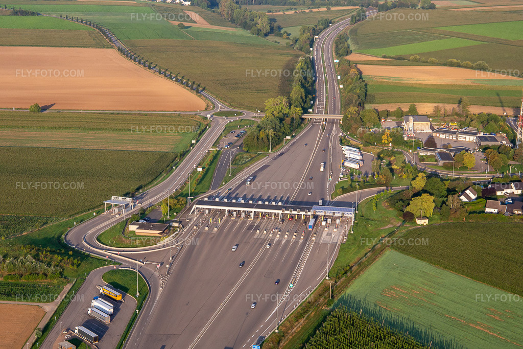 Aerial view: Hochfelden Sanef motorway toll plaza A4 in Schwindratzheim in the state Bas-Rhin, France. – Photo: IMG_138061.jpg taken on 08/19/2023 by Werner Riehm/FLY-FOTO.com – Resolution of the original: 4678 x 3118 px – SANEF.COM