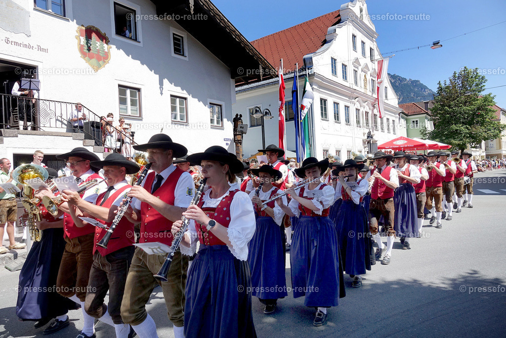 news-2022-Juli17-Musikumzug-Reutte-DSD03411-Elbigenalp | Info aus dem Bezirk Reutte/Ausserfern Tirol sowie eine umfangreiche Bilddatenbank über die gesamte Region: Lechtal, Talkessel Reutte, Tannheimertal, Zwischentoren. Lech, Plansee, Zugspitze, Grenztunnel, B179, Fernpassstraße, Verkehr, Lawinen, Tradition, - Realisiert mit Pictrs.com