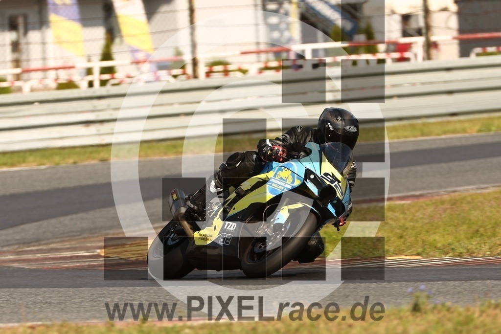 0092-20250909_14719 | Schöne Erinnerungen an spannende Momente - das festzuhalten ist unser Job. PIXELrace.de ist seit 2003 auf den Rennstrecken Europas unterwegs um die Action draußen beim Fahren und die wunderbare Stimmung imm Fahrerlager für euch einzufangen.