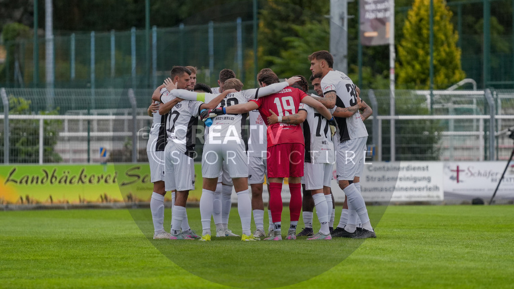 Fußball, Herren, Saison 2025/2026, Regionalliga Nordost, 4. Spieltag, FSV 63 Luckenwalde vs. BFC Preussen, Samstag 22.08.2025, Werner-Seelenbinder-Stadion Luckenwalde | Fußball, Herren, Saison 2025/2026, Regionalliga Nordost, 4. Spieltag, FSV 63 Luckenwalde vs. BFC Preussen, Samstag 22.08.2025, Werner-Seelenbinder-Stadion Luckenwalde, Im Bild: Der Mannschaftskreis des BFC Preussen. - Realisiert mit Pictrs.com
