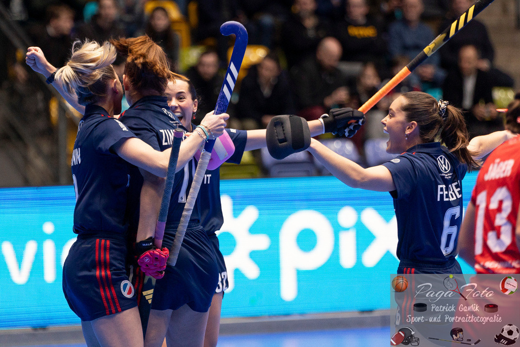 Volvo E.R.B. Final 4 Finale Frauen: Berliner HC - Mannheimer HC, 26.01.2025 | Verena Neumann (Mannheimer HC #19) &amp; Sonja Zimmermann (Mannheimer HC #11) &amp; Fiona Felber (Mannheimer HC #6) &amp; Carolin Seidel (Mannheimer HC #32) bejuebln ein Tor / einen Treffer, Berliner HC - Mannheimer HC, Frankfurt, Süwag Arena, 26.1.2025 - Realisiert mit Pictrs.com
