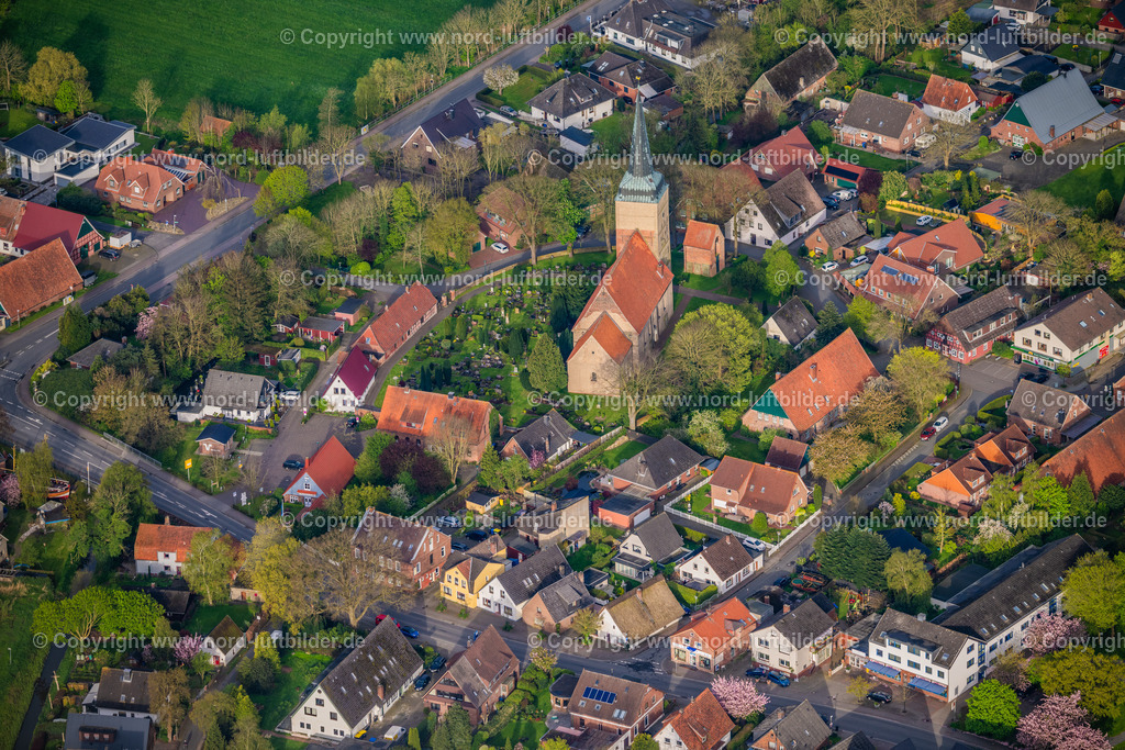 wremen_els_8640200424 | WURSTER NORDSEEKüSTE 20.04.2024 Küsten- Landschaft mit Deich in Wremen in Wurster Nordseeküste im Bundesland Niedersachsen. " Cuxland Ferienpark Wremen ", Hotel " Upsdalsboom " sowie Campingplätze an der Außenweser. // Coastline with dike protection strips in Wremen in Wurster Nordseekueste in Lower Saxony. Foto: Martin Elsen