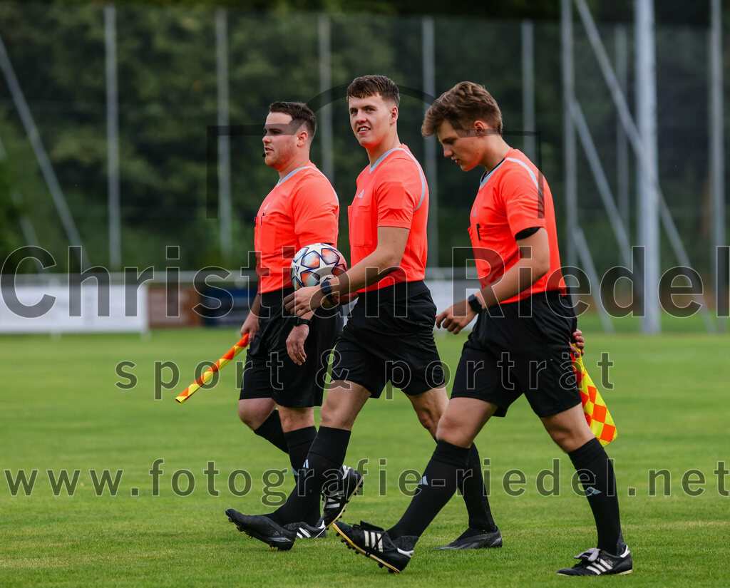 2023-07-28_001_FC_Eitting_gegen_FC_Moosburg | Eitting, Deutschland, 28.07.2023:
Fußball, Kreisliga 2023 / 2024, 1. Spieltag, FC Eitting gegen FC Moosburg, Endergebnis: 1:1

Schiedsrichter Julian Schaub

Foto: Christian Riedel / fotografie-riedel.net