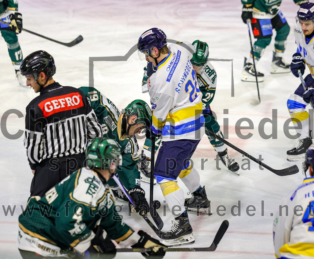 2025-12-05_063_TSV_Erding_gegen_Stuttgart_Rebels | Erding, Deutschland, 05.12.2025:Eishockey, Oberliga Süd 2025 / 2026, 23. Spieltag, TSV Erding gegen Stuttgart Rebels, Endergebnis: 5:6Dennis Henter (Erding Gladiators, #19), Wyatt Schingoethe (Stuttgart Rebels, #22), Erik Modlmayr (Erding Gladiators, #21)Foto: Christian Riedel / fotografie-riedel.net