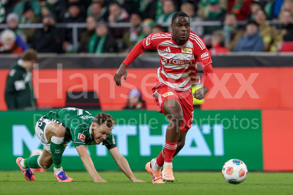 Fussball, Bundesliga, SV Werder Bremen - 1. FC Union Berlin | v.li.: Senne Lynen (SV Werder Bremen, 14) und Ilyas Ansah (1. FC Union Berlin, 10) im Zweikampf, Duell, Dynamik, Aktion, Action, Spielszene, DIE DFL-RICHTLINIEN UNTERSAGEN JEGLICHE NUTZUNG VON FOTOS ALS SEQUENZBILDER UND/ODER VIDEOÄHNLICHE FOTOSTRECKEN. DFL REGULATIONS PROHIBIT ANY USE OF PHOTOGRAPHS AS IMAGE SEQUENCES AND/OR QUASI-VIDEO.