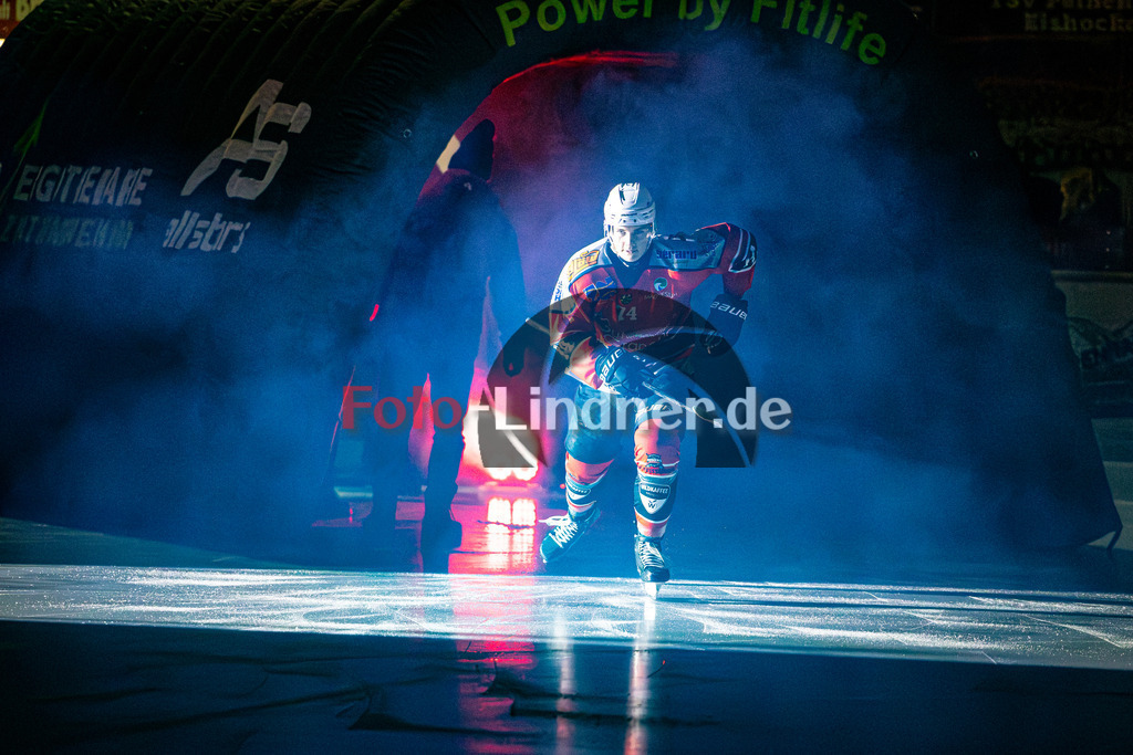 TSV Peißenberg MINERS gegen EC Pfaffenhofen Eishogs | Eishockey Bayernliga Herren Vorrunde 2024/25, TSV Peißenberg MINERS gegen EC Pfaffenhofen Eishogs, 20250110,Nepomuk RIEGER (MINERS 74) beim Einlauf, Eröffnung, Freisteller,2025-01-10 in Peißenberg (Eisstadion Peißenberg)Nepomuk RIEGER (MINERS 74)Copyright: WolfgangxLindner foto-lindner.de