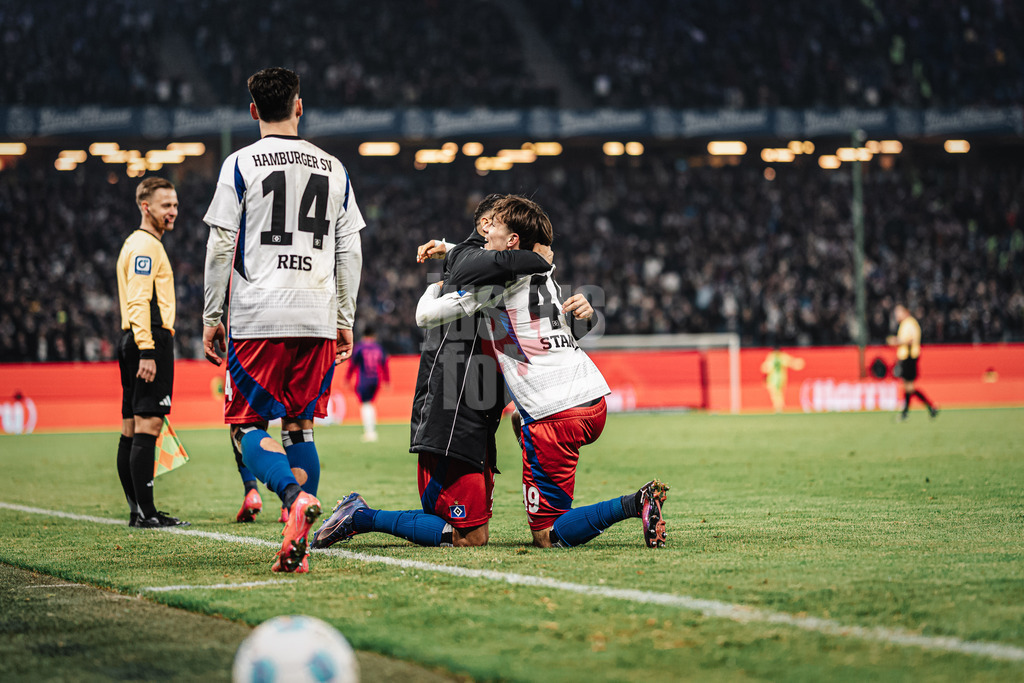 Fußball | Männer | Saison 2024/2025 | 2. Fußball-Bundesliga | 25. Spieltag | Hamburger SV vs. Fortuna Düsseldorf | 08.03.2025 | Stoßgebet von Otto Emerson Stange (#49, HSV) rechts und Davie Selke (#27, HSV) nach dem Tor Jubel Emotionen
