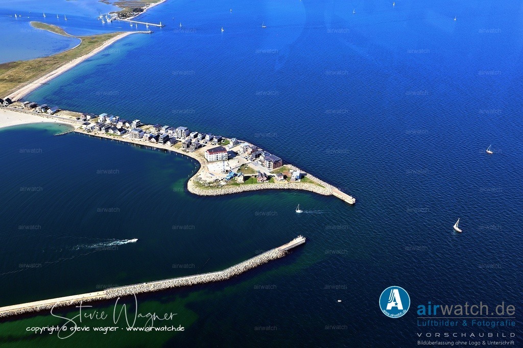  Luftbild OstseeResort Olpenitz - Die Lage auf der Nordmole bietet einen traumhaften Meerblick | Die Lage auf der Nordmole bietet einen traumhaften Meerblick auf die Ostsee, die Schleimündung und den Yachthafen des Resorts. Die Badebucht auf der Nordmole gilt als idealer Ort zum Spazieren, Träumen, Sandburgen bauen und Seele baumeln lassen, mit feinem, weißem Sand und glasklarem Wasser, das an einen Karibikstrand erinnert.