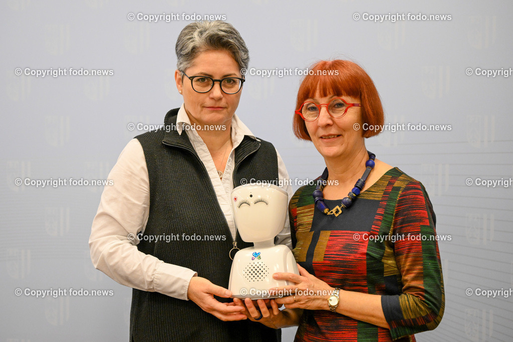 Pressekonferenz Land Ooe_ Bildung ohne Barrieren_ 19.02.2024-20 | 19.02.2024, Linz, AUT, Pressekonferenz Land Ooe, Bildung ohne Barrieren, im Bild Monika Kabelac (Ooe Hilfsmittelpool) und Irene Muehlbach (Landesschulzentrum für Horr- und Sehbildung) mit dem Avatar