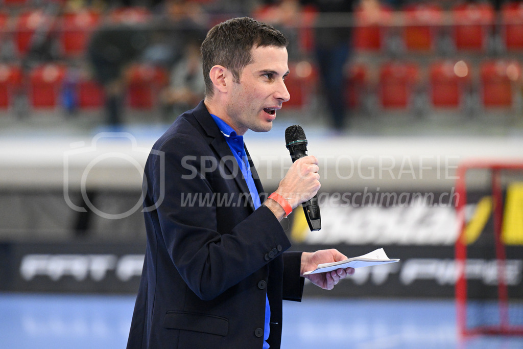 HC Rychenberg vs Floorball Köniz - 18. Dezember 2022 | HC Rychenberg vs Floorball Köniz
AXA Arena, Winterthur
Lukas Gyger verabschiedet langjährige Spitzenschiedsrichter und Funktionäre.
Bild: Sportfotografie Markus Aeschimann | www.markus-aeschimann.ch - Realisiert mit Pictrs.com
