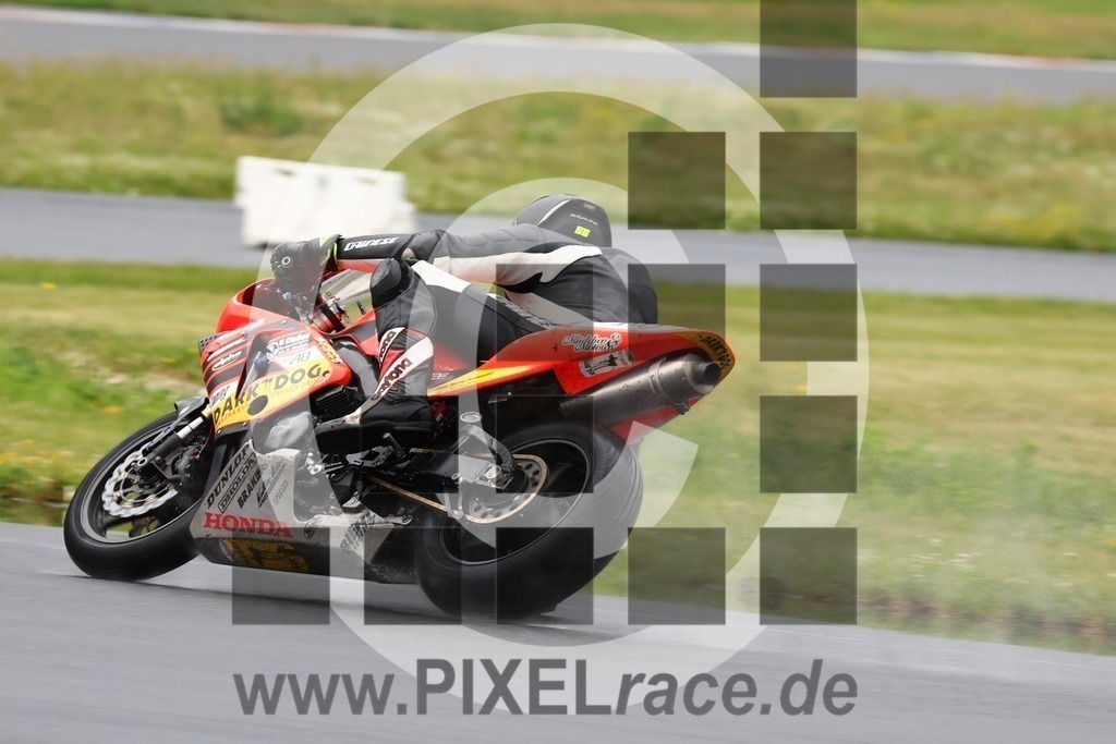 0066-20240622_11778 | Schöne Erinnerungen an spannende Momente - das festzuhalten ist unser Job. PIXELrace.de ist seit 2003 auf den Rennstrecken Europas unterwegs um die Action draußen beim Fahren und die wunderbare Stimmung imm Fahrerlager für euch einzufangen.