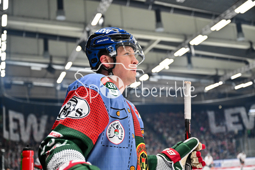 Augsburger Panther - Grizzlys Wolfsburg | AUGSBURG, GERMANY - 15. MARCH: Im Bild T. J. TREVELYAN (Augsburger Panther 24) beim warmup vor dem Match zwischen den Augsburger Panthern und den Grizzlys Wolfsburg am 52. Spieltag der Penny DEL im Curt Frenzel Stadion